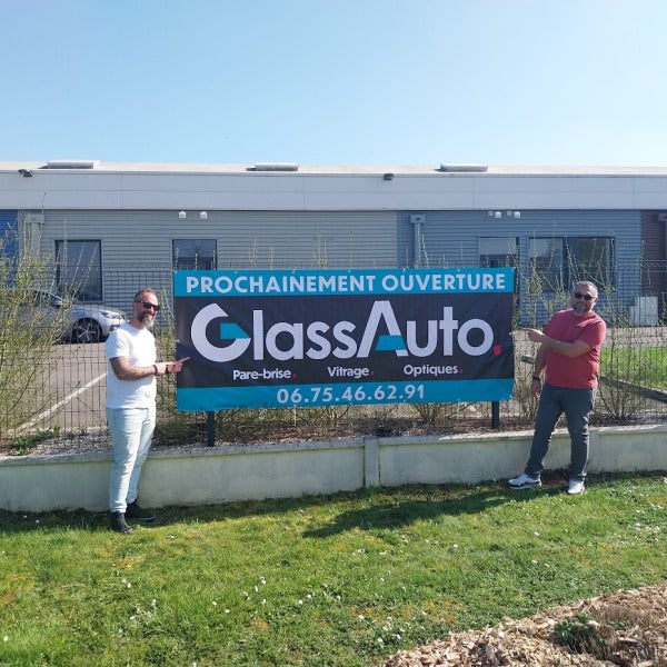 Conception et pose d'une banderole pour nos nouveaux voisins, Glass'Auto