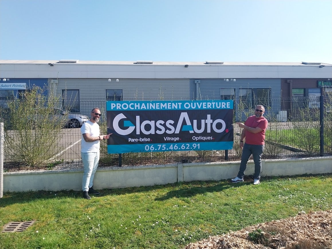 Conception et pose d'une banderole pour nos nouveaux voisins, Glass'Auto