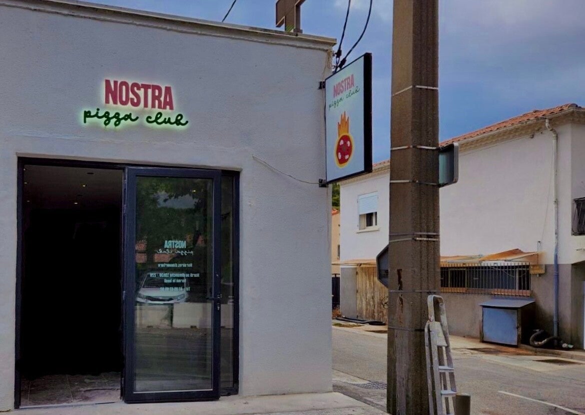 NOSTRA PIZZA - Une enseigne lumineuse à Marseille