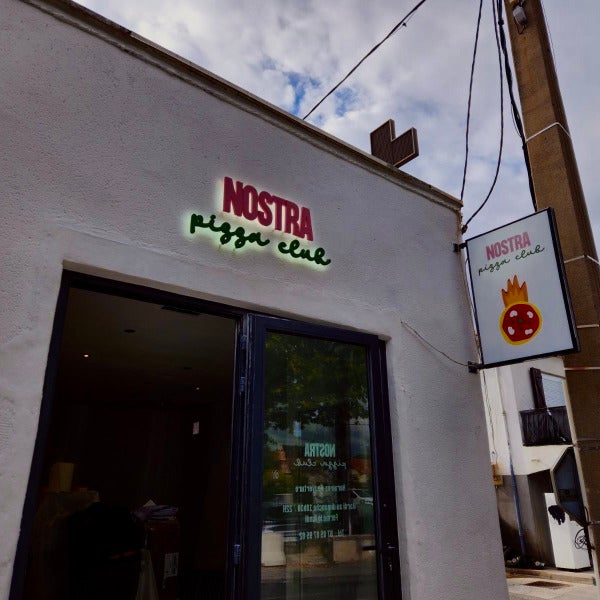 NOSTRA PIZZA - Une enseigne lumineuse à Marseille