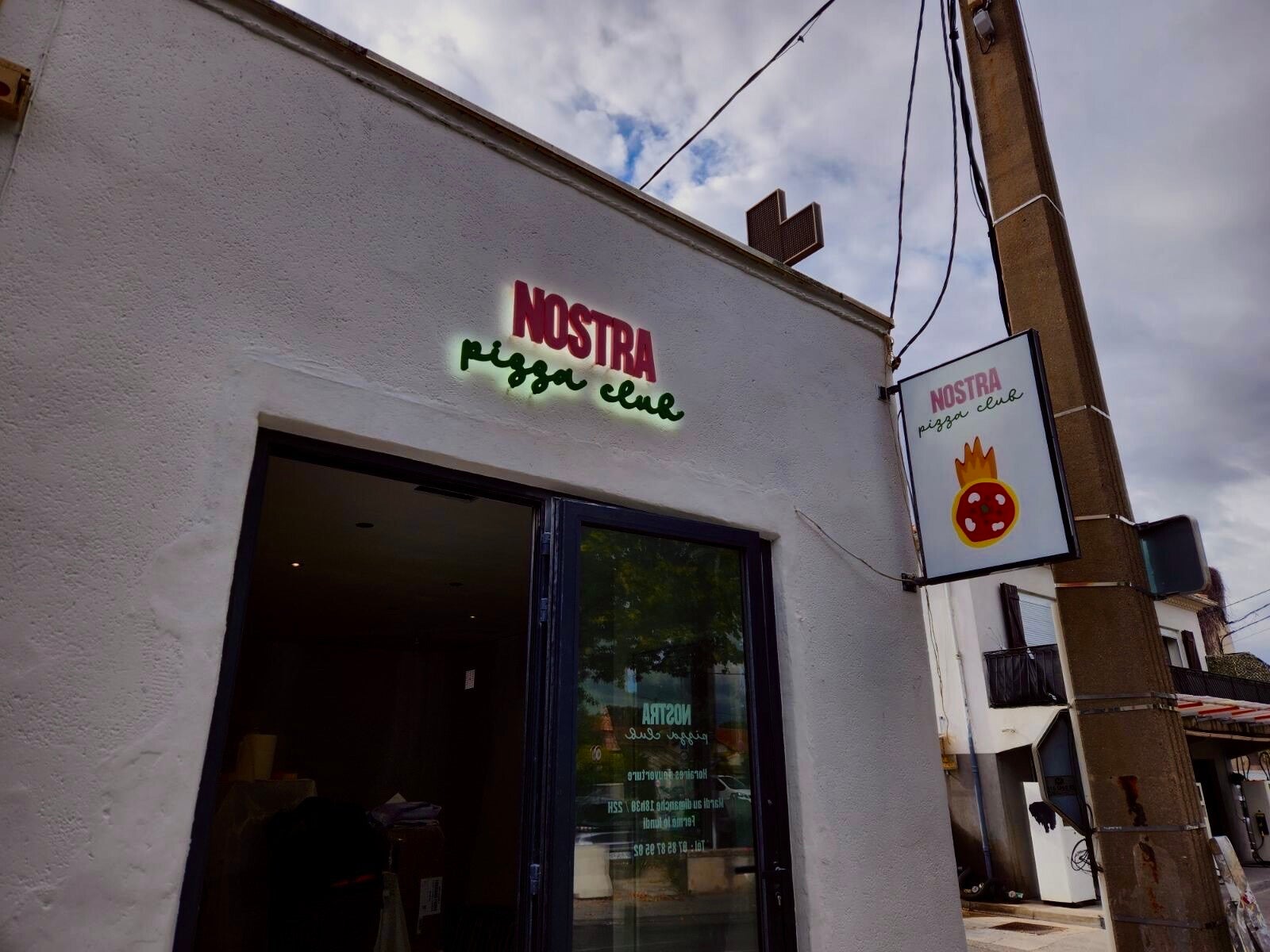 NOSTRA PIZZA - Une enseigne lumineuse à Marseille