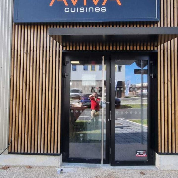 AVIVA Cuisines s’installe à Fresnes avec des enseignes lumineuses sur-mesure
