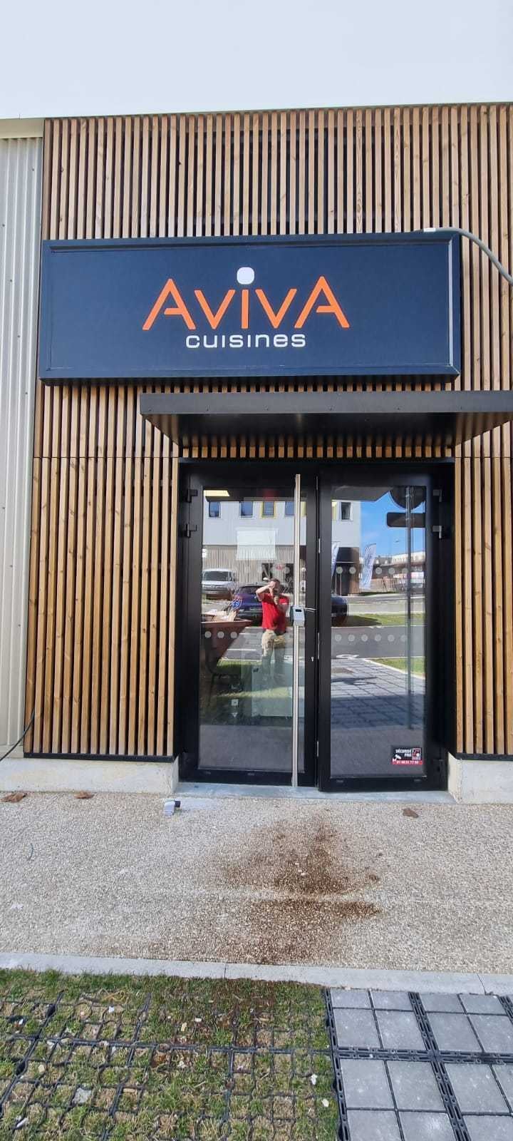 AVIVA Cuisines s’installe à Fresnes avec des enseignes lumineuses sur-mesure