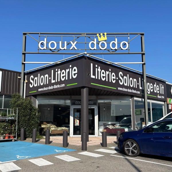 Nouveau lettrage adhésif pour une enseigne rafraîchie à Orange