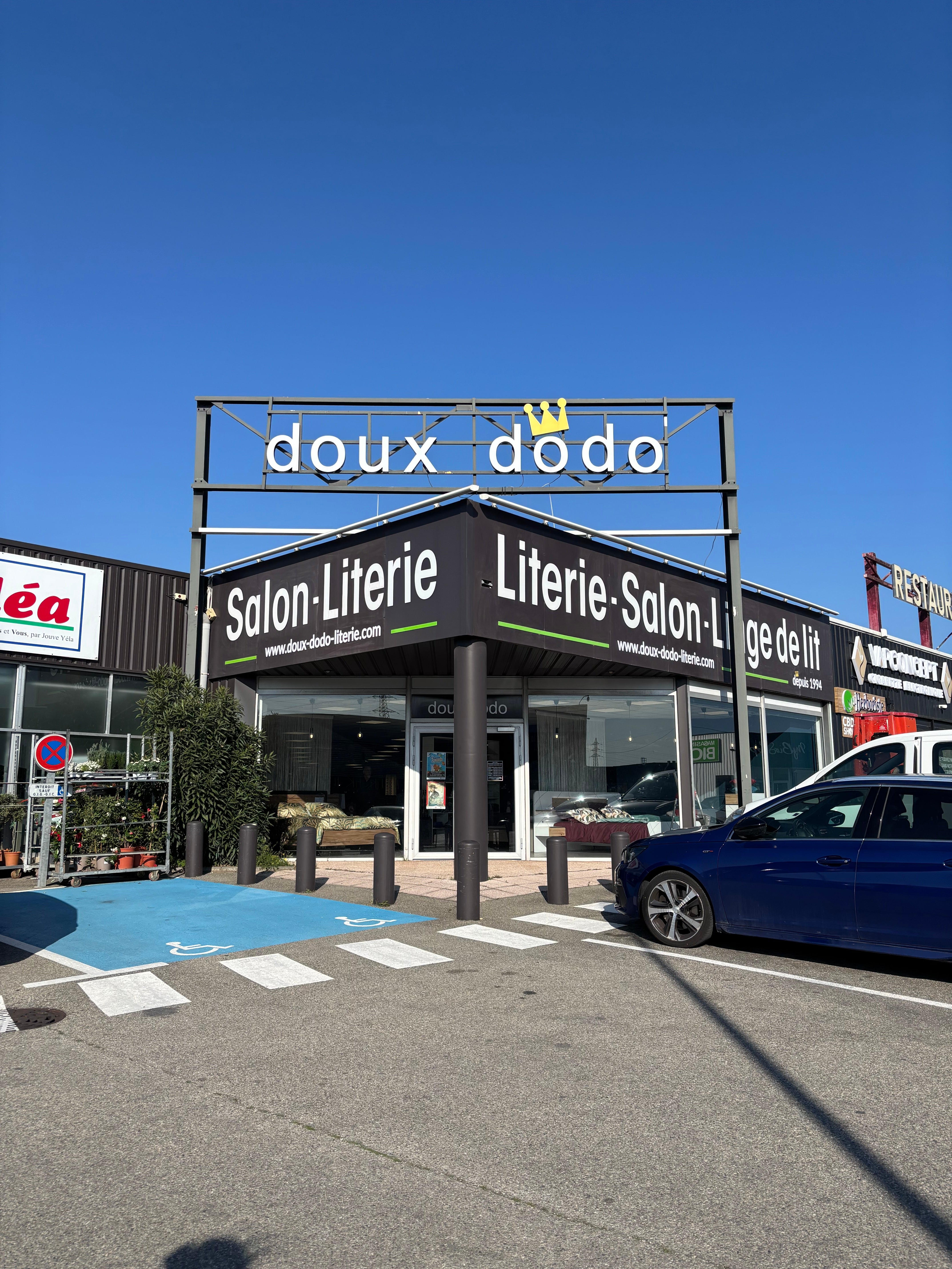 Nouveau lettrage adhésif pour une enseigne rafraîchie à Orange