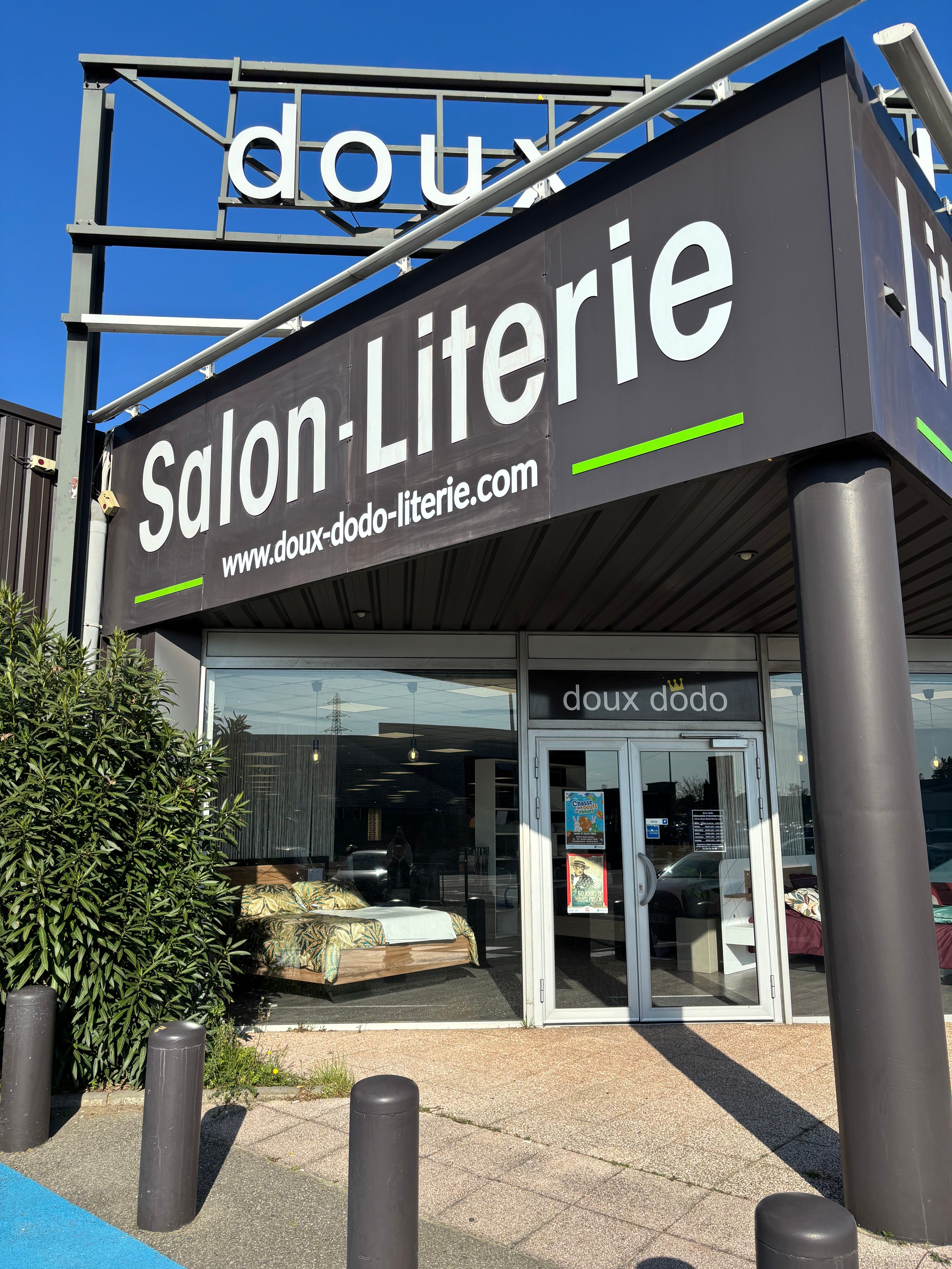 Nouveau lettrage adhésif pour une enseigne rafraîchie à Orange