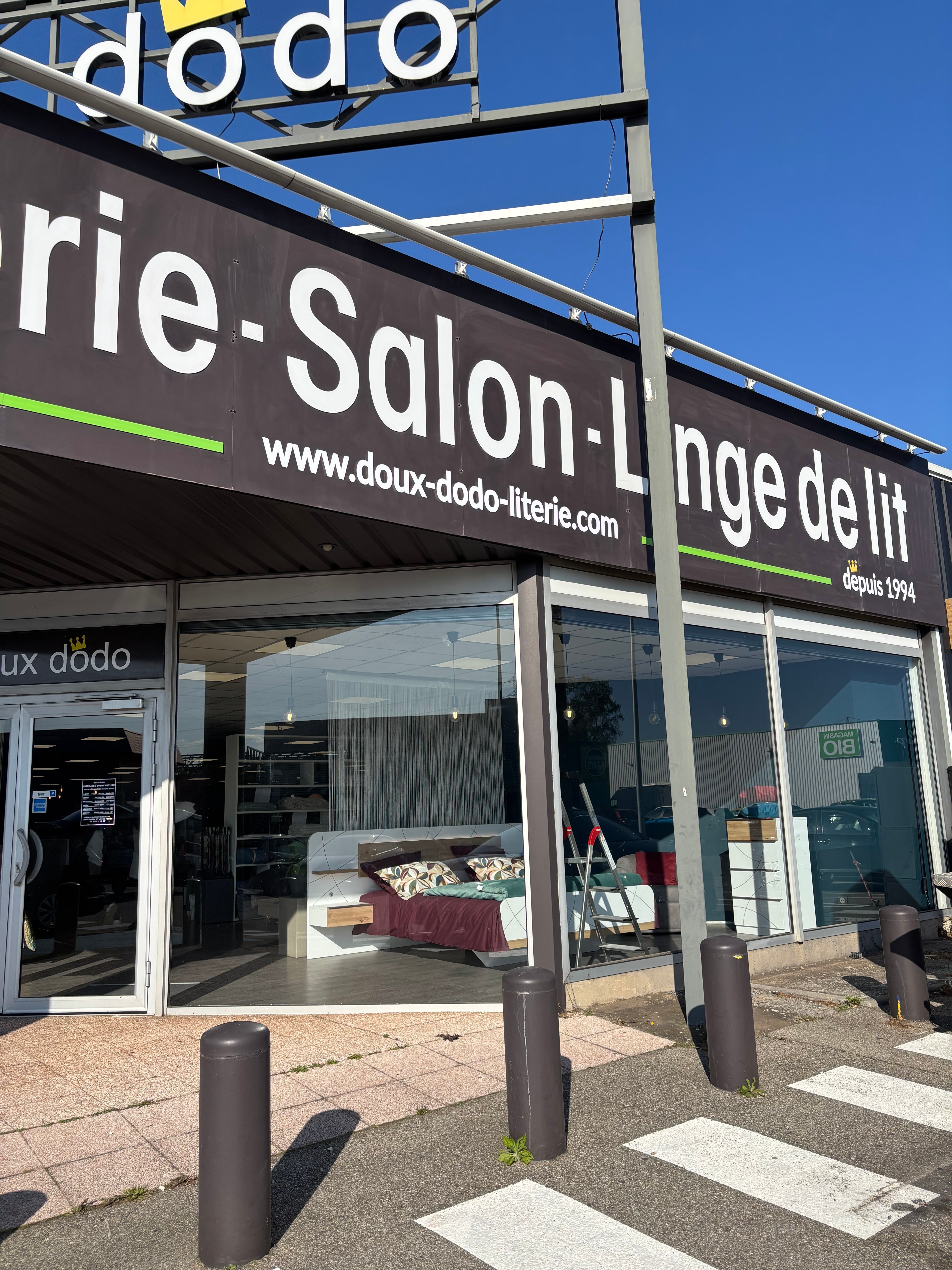 Nouveau lettrage adhésif pour une enseigne rafraîchie à Orange