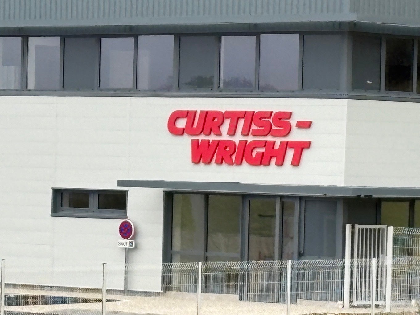 enseigne en lettres boîtiers