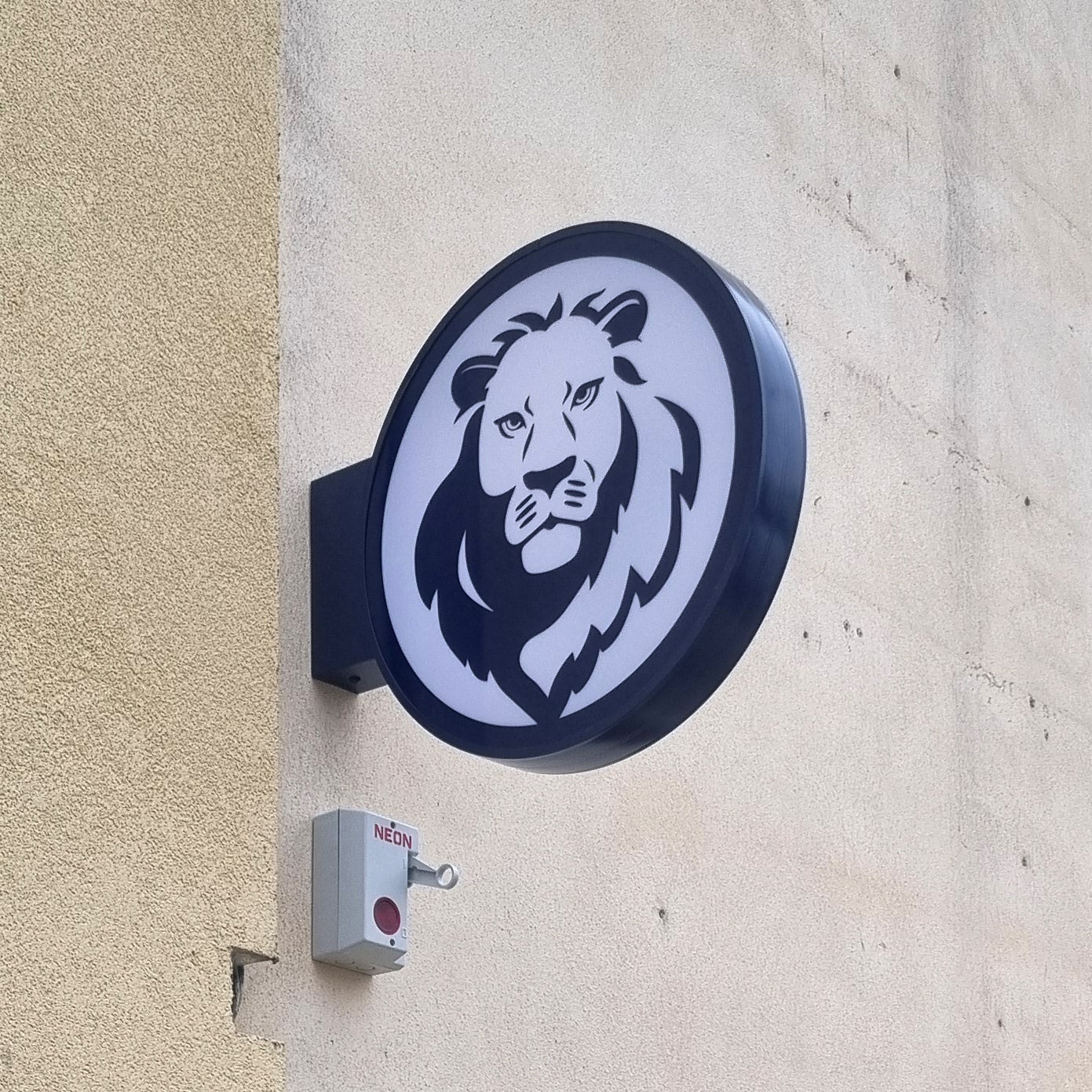 On fabrique votre enseigne drapeau chez Signarama Moulins !