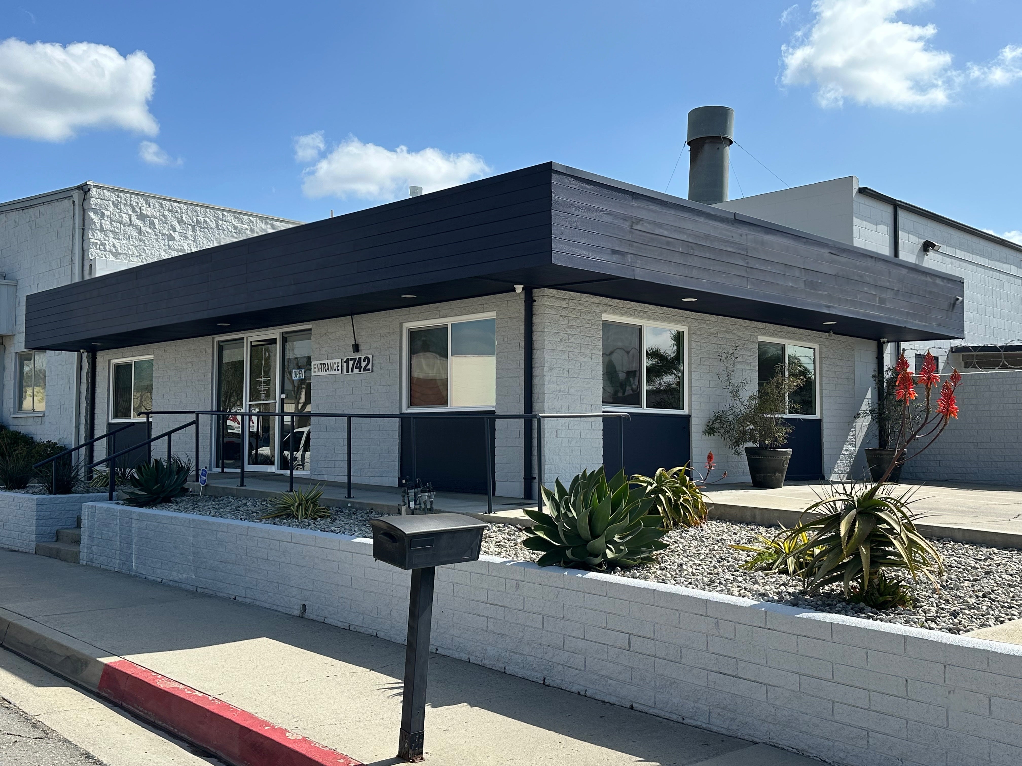 Signarama's Expert Sign Installation for Fix Auto Ventura Rebranding