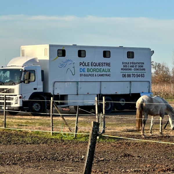 Marquage d'un camion de transports de chevaux pour le Pôle équestre de Bordeaux Saint Sulpice