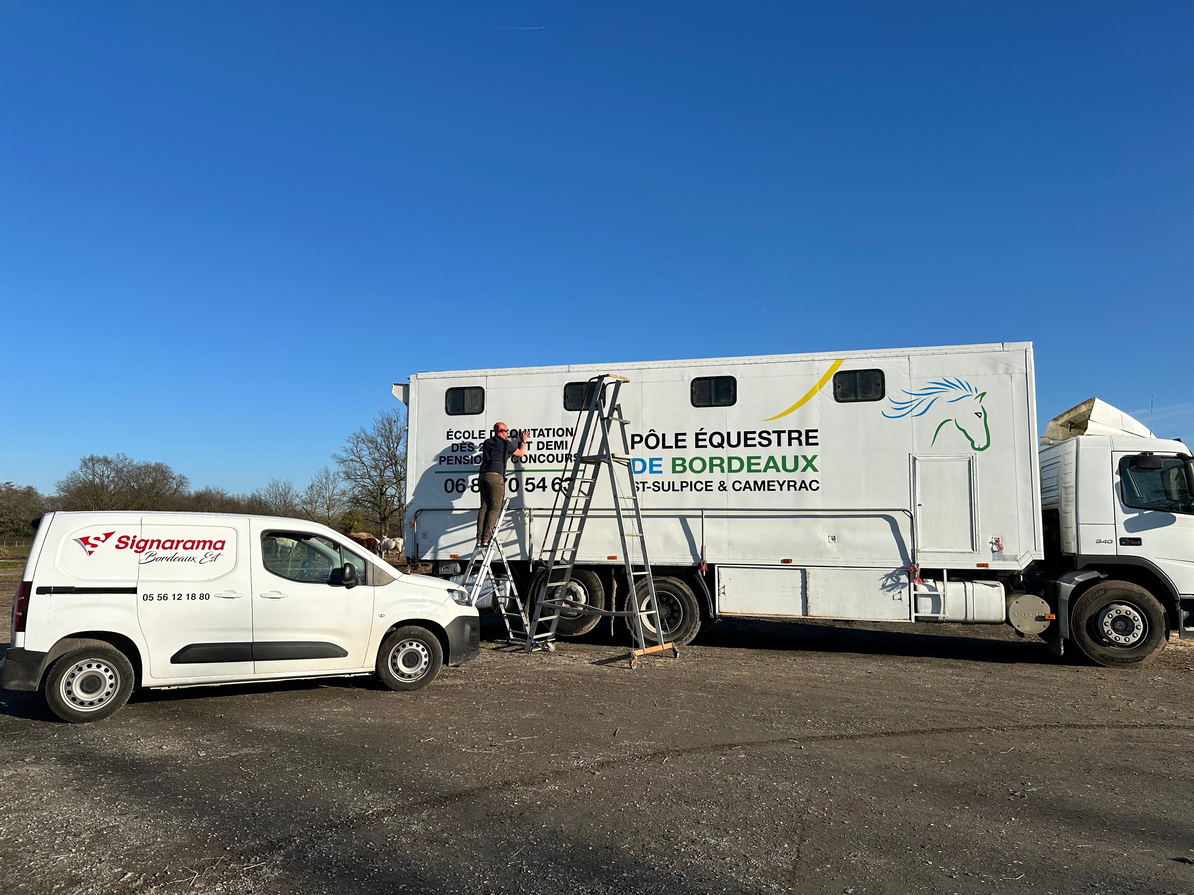 Marquage d'un camion de transports de chevaux pour le Pôle équestre de Bordeaux Saint Sulpice