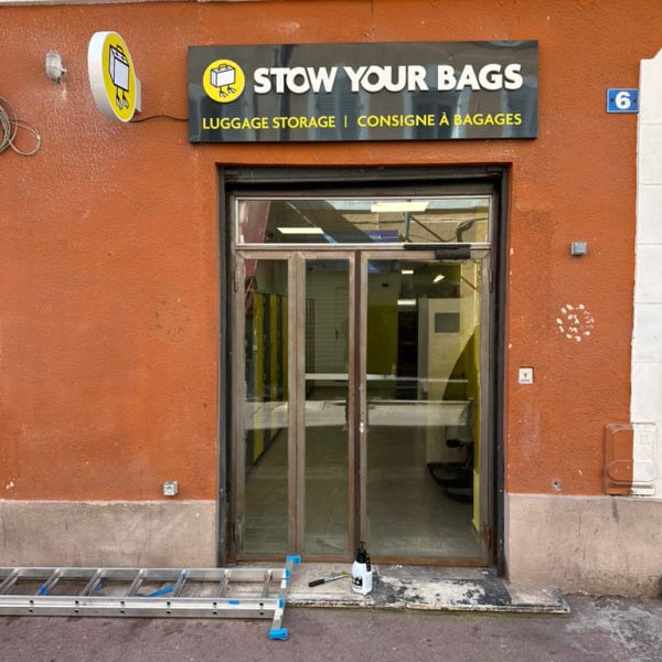STOW YOUR BAGS - Enseigne rétroéclairée + enseigne drapeau lumineuse