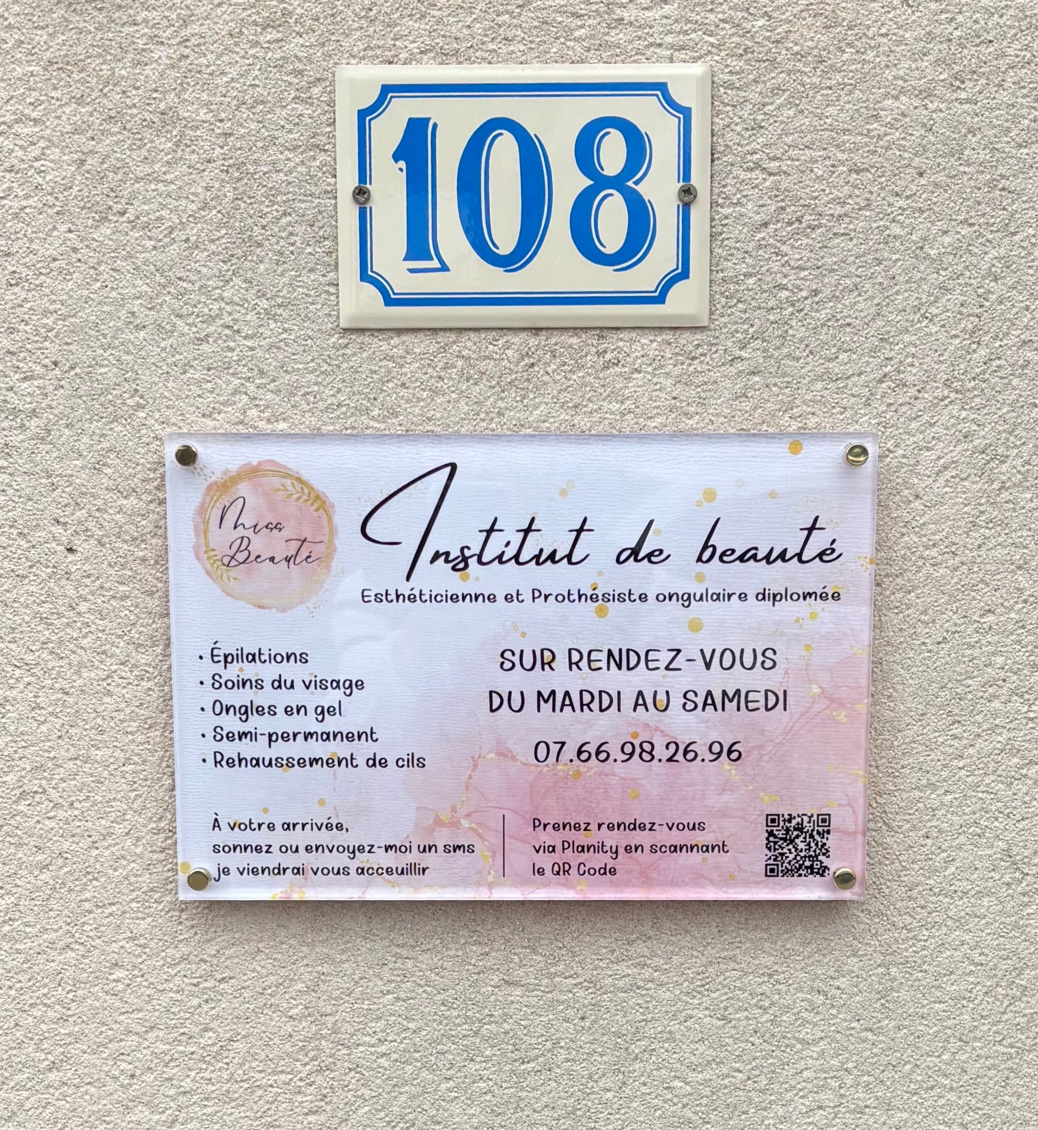 Signalétique pour un Institut de beauté à Monteux