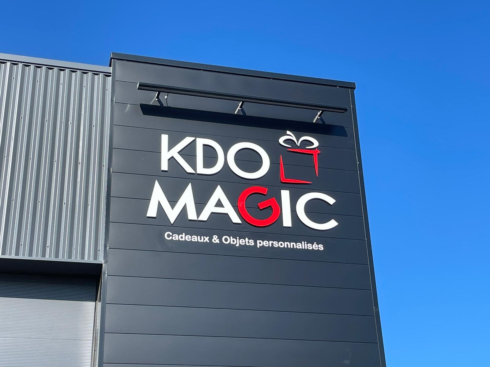 Conception et pose de 2 enseignes pour Kdo Magic, situé à Sargé-Lès-Le-Mans