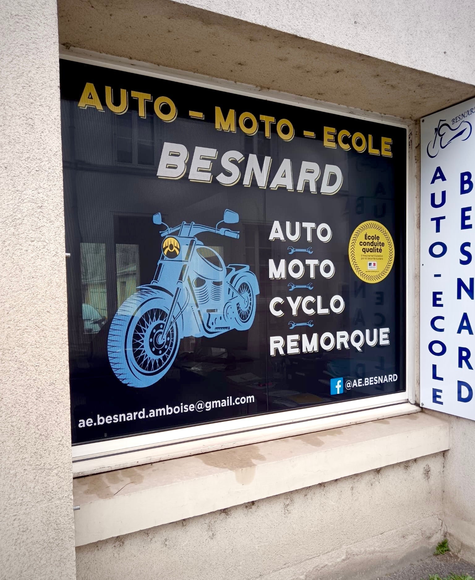 Pose de microperforé pour une auto-école à Amboise