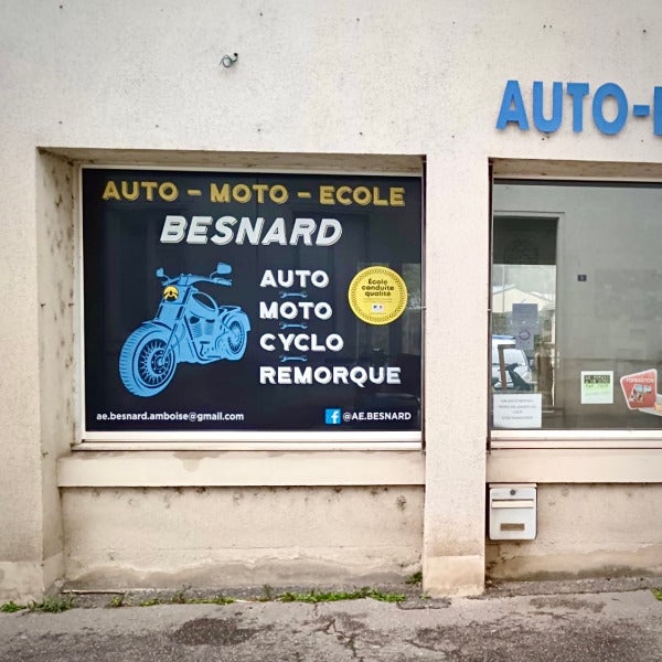 Pose de microperforé pour une auto-école à Amboise