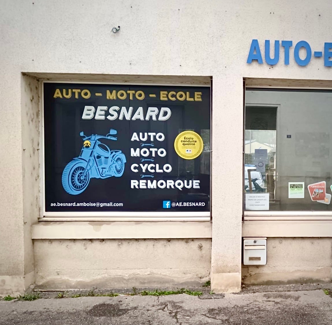 Pose de microperforé pour une auto-école à Amboise