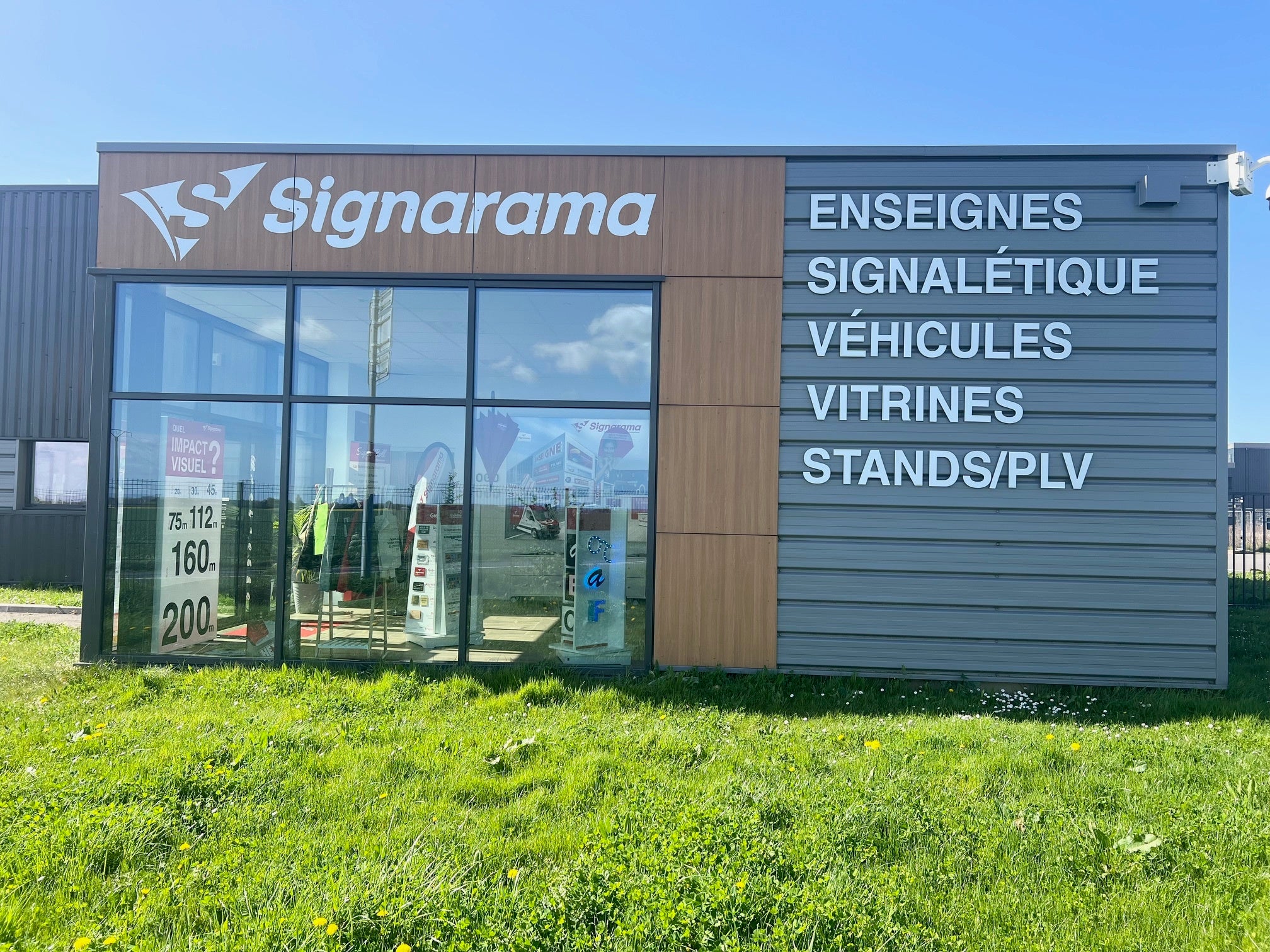 Enseigne et lettres en alu découpées.