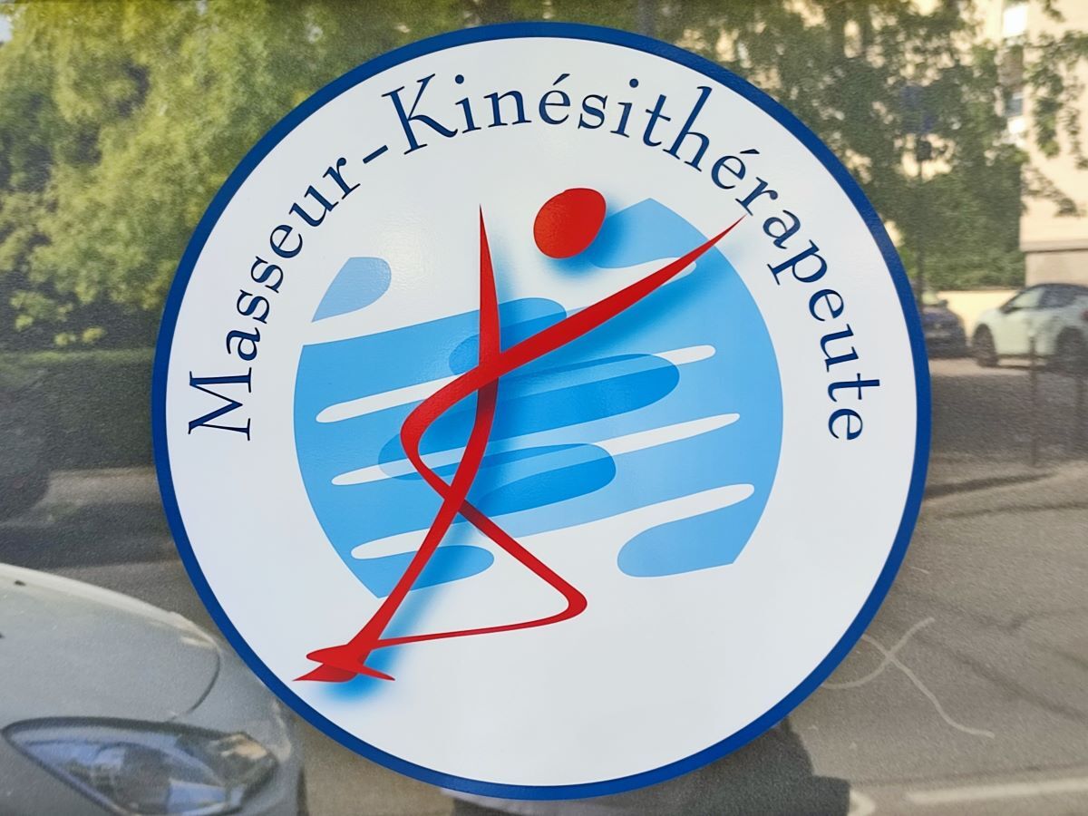 Signalétique personnalisée pour un cabinet de kinésithérapeutes par Signarama Reims