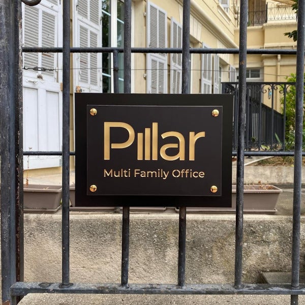 plaque-professionnelle-sur-mesure-en-aluminium-et-laiton-brossé
