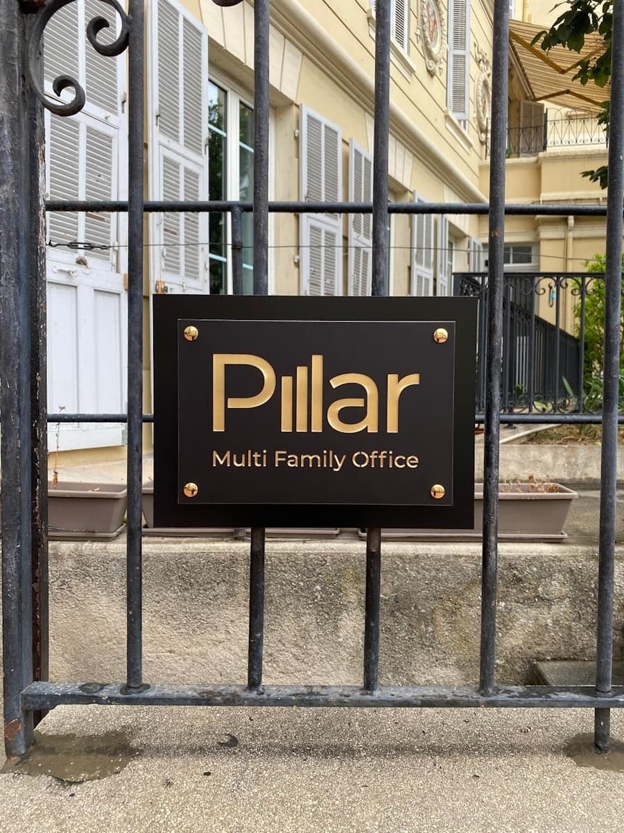 plaque-professionnelle-sur-mesure-en-aluminium-et-laiton-brossé
