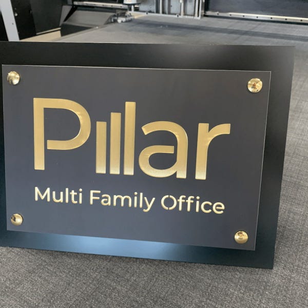 plaque-professionnelle-sur-mesure-en-aluminium-et-laiton-brossé