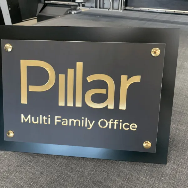 plaque-professionnelle-sur-mesure-en-aluminium-et-laiton-brossé