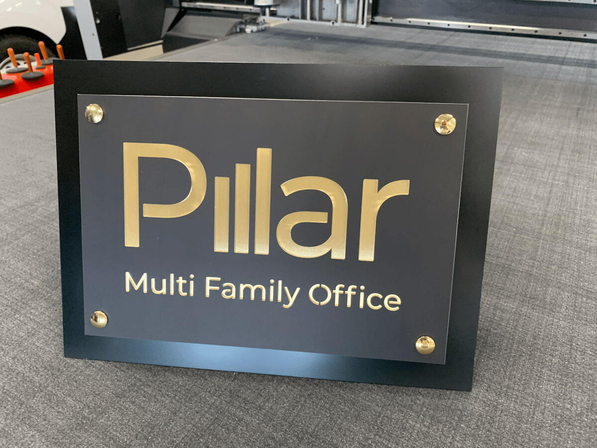 plaque-professionnelle-sur-mesure-en-aluminium-et-laiton-brossé