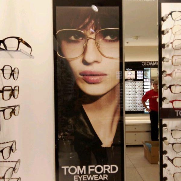 Pose d’Adhésif Vitrine chez un Opticien à Montpellier