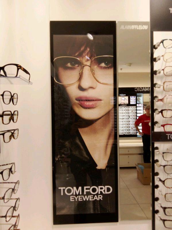 Pose d’Adhésif Vitrine chez un Opticien à Montpellier