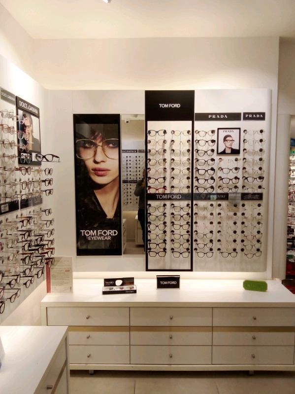 Pose d’Adhésif Vitrine chez un Opticien à Montpellier