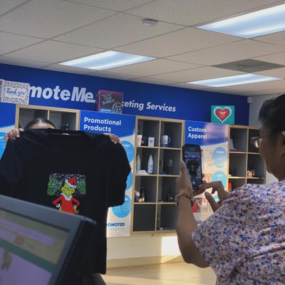 https://cdn.gorilladash.com/images/media/16926184/fully-promoted-usa-customers-light-up-with-joy-when-they-receive-their-products-square-68154e6d33f55.jpg?auto=webp&crop=1%3A1%2Csmart&width=400
