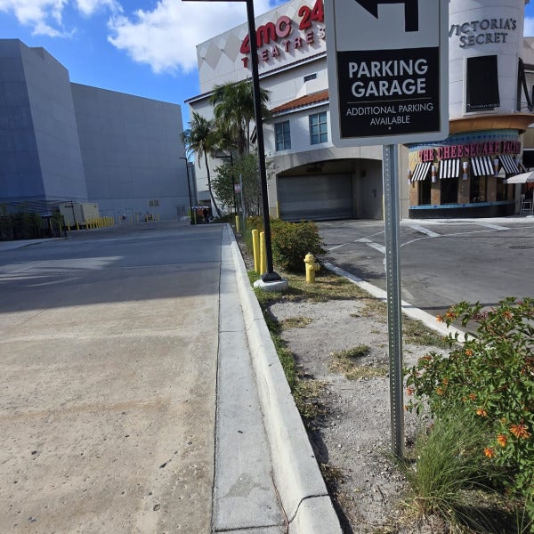 Guiding the Way: Reflective Parking Signs for Esplanade at Aventura