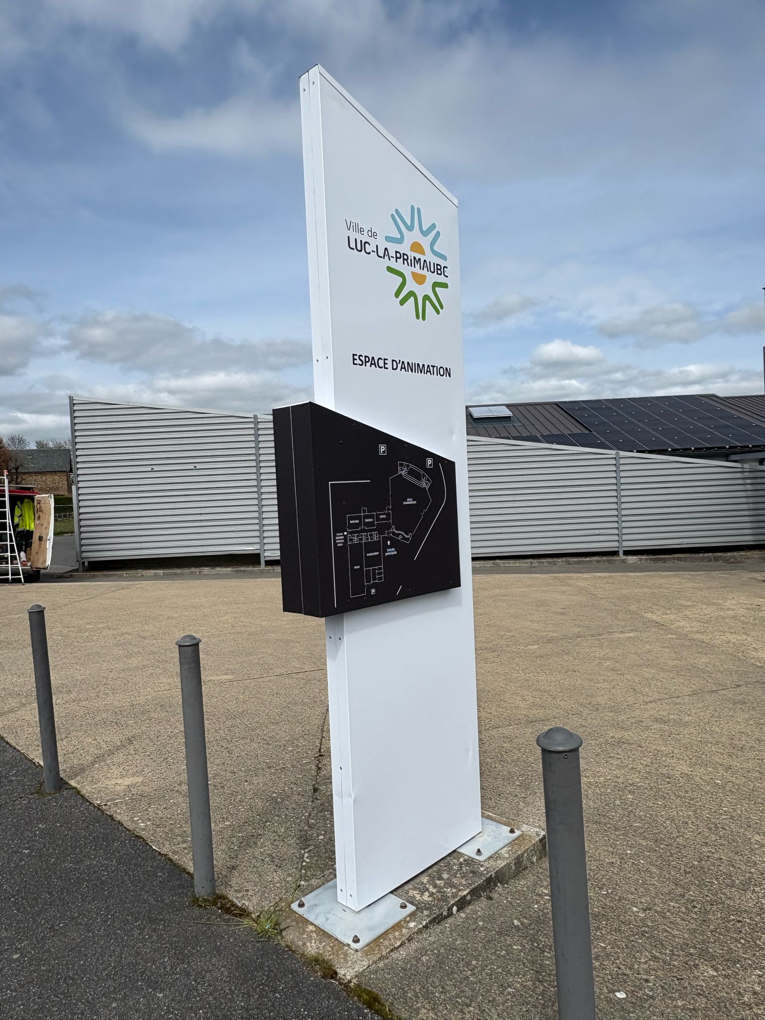 Rénovation d'un totem sans apport de nouvelles matières premières !