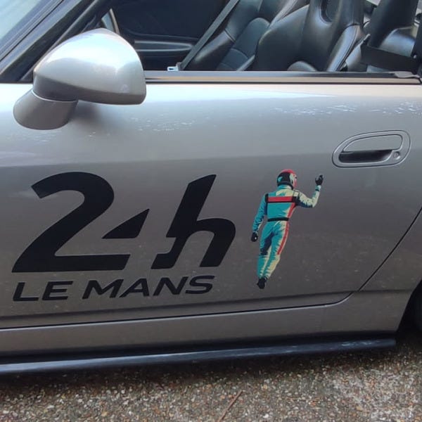 Lettrage personnalisé sur véhicule