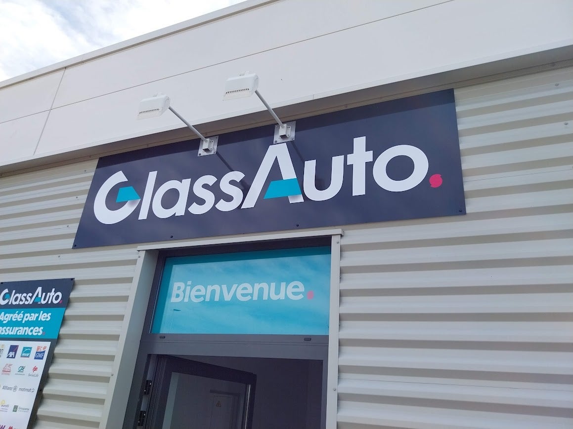 Conception et Pose Enseigne, marquage véhicules, marquage vitres, drapeaux pour Glass Auto par Signarama Le Mans