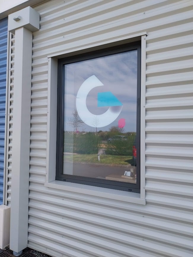 Conception et Pose Enseigne, marquage véhicules, marquage vitres, drapeaux pour Glass Auto par Signarama Le Mans
