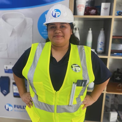 https://cdn.gorilladash.com/images/media/16986637/fully-promoted-usa-construction-edition-branded-workwear-vs-plain-workwear-which-looks-more-professional-square-68223012bcaa8.jpg?auto=webp&crop=1%3A1%2Csmart&width=400