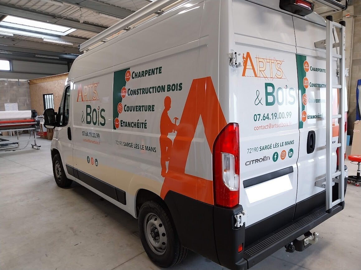 Marquage d'un utilitaire pour&nbsp;Arts & Bois installé à Sargé-Lès-Le-Mans