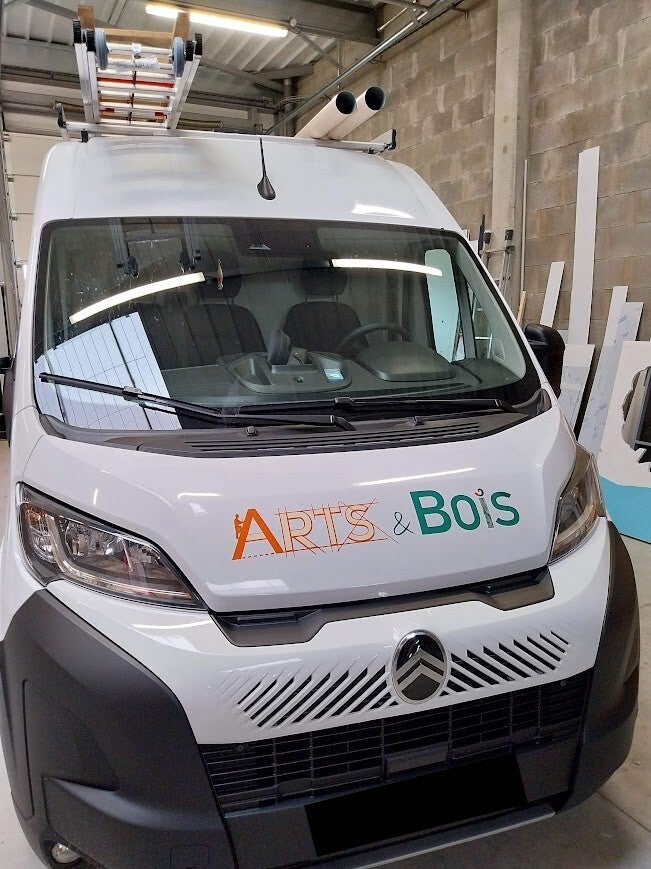 Marquage d'un utilitaire pour&nbsp;Arts & Bois installé à Sargé-Lès-Le-Mans