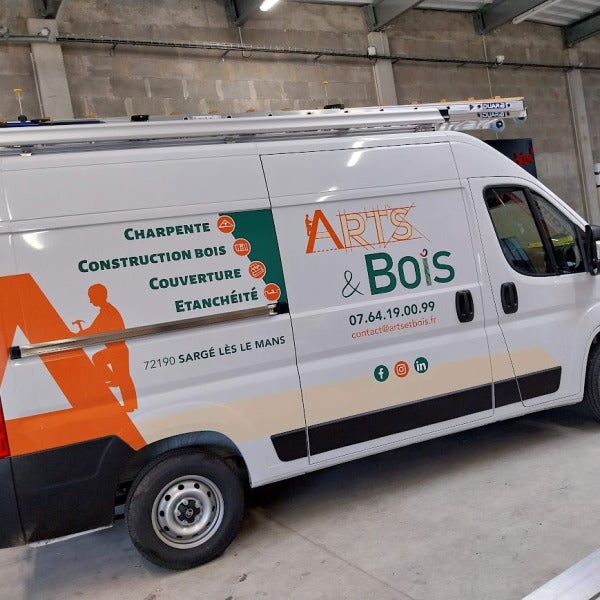 Marquage d'un utilitaire pour&nbsp;Arts & Bois installé à Sargé-Lès-Le-Mans