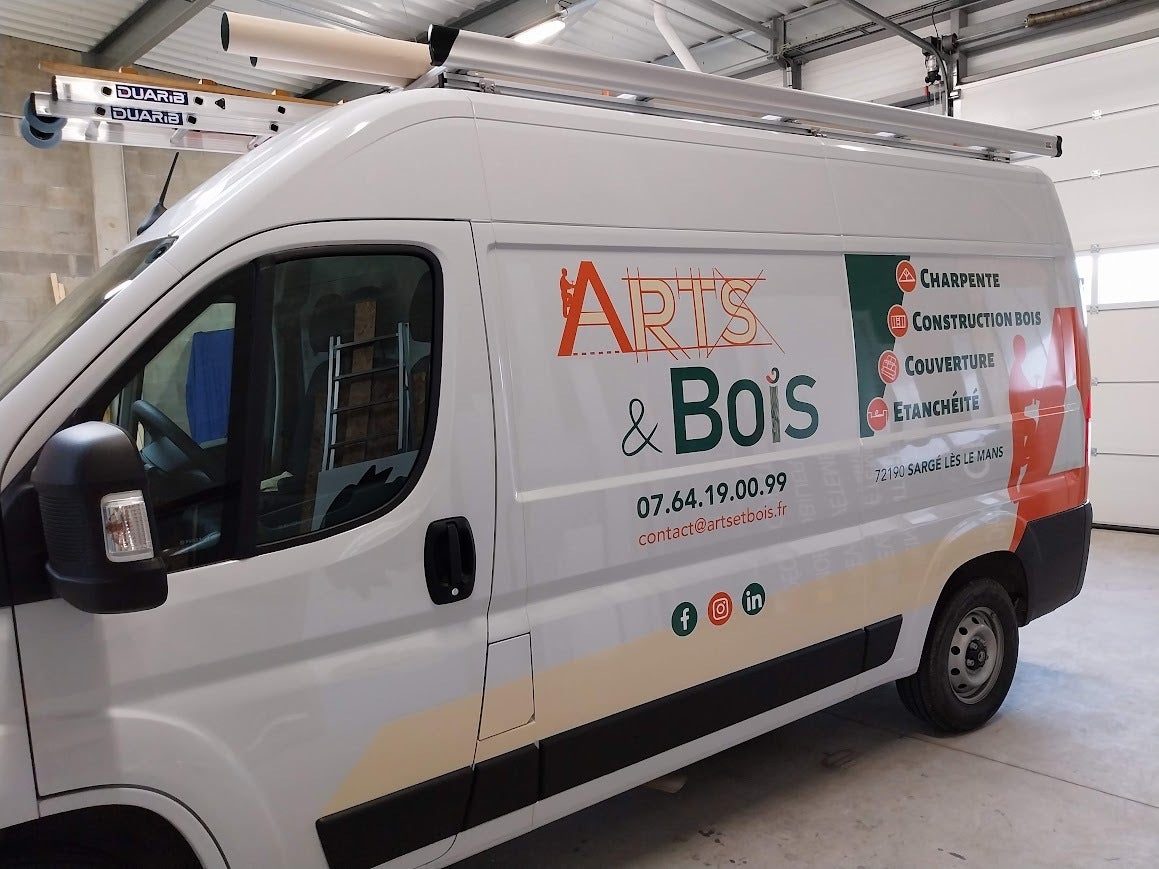 Marquage d'un utilitaire pour&nbsp;Arts & Bois installé à Sargé-Lès-Le-Mans