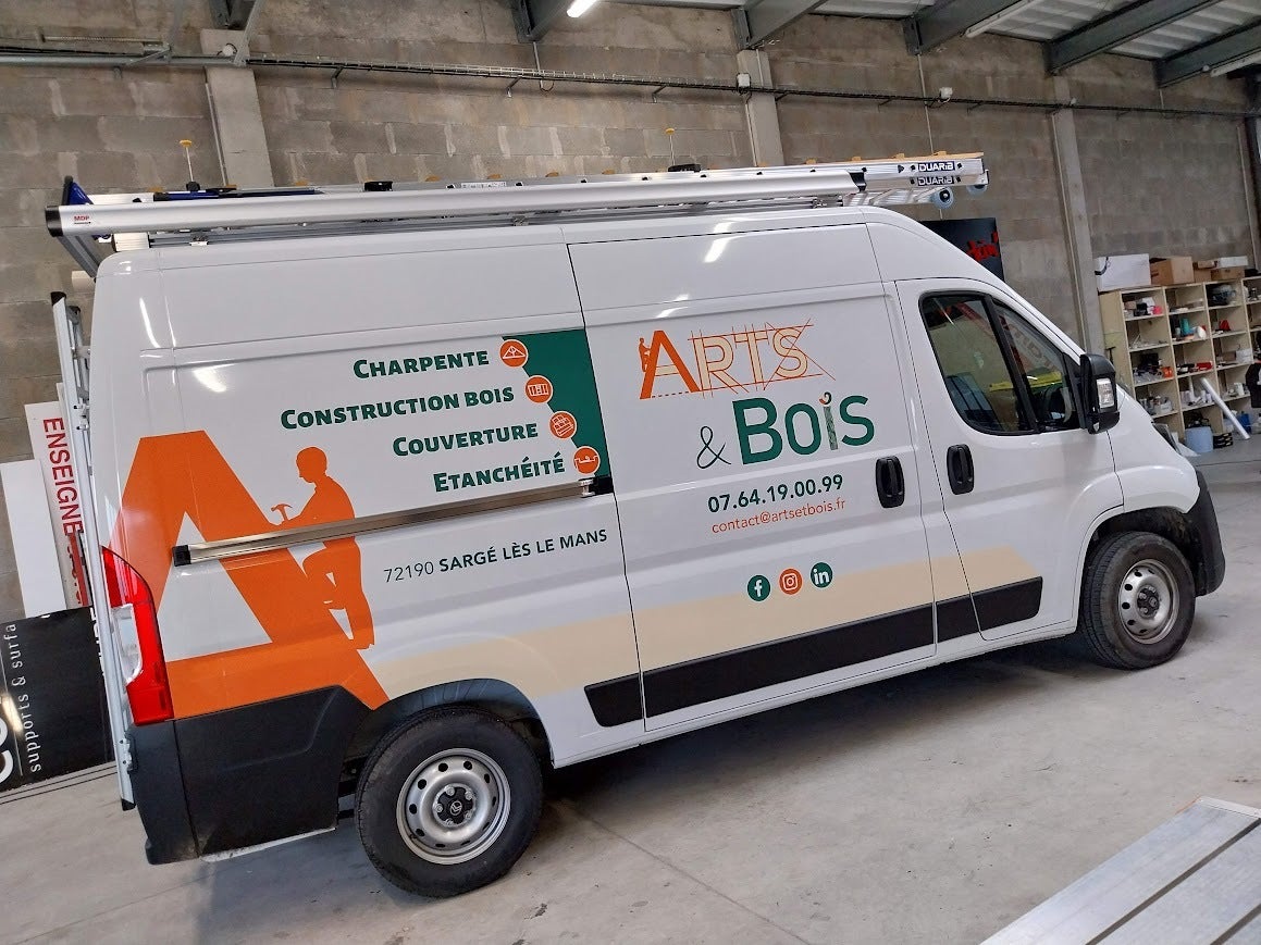 Marquage d'un utilitaire pour&nbsp;Arts & Bois installé à Sargé-Lès-Le-Mans