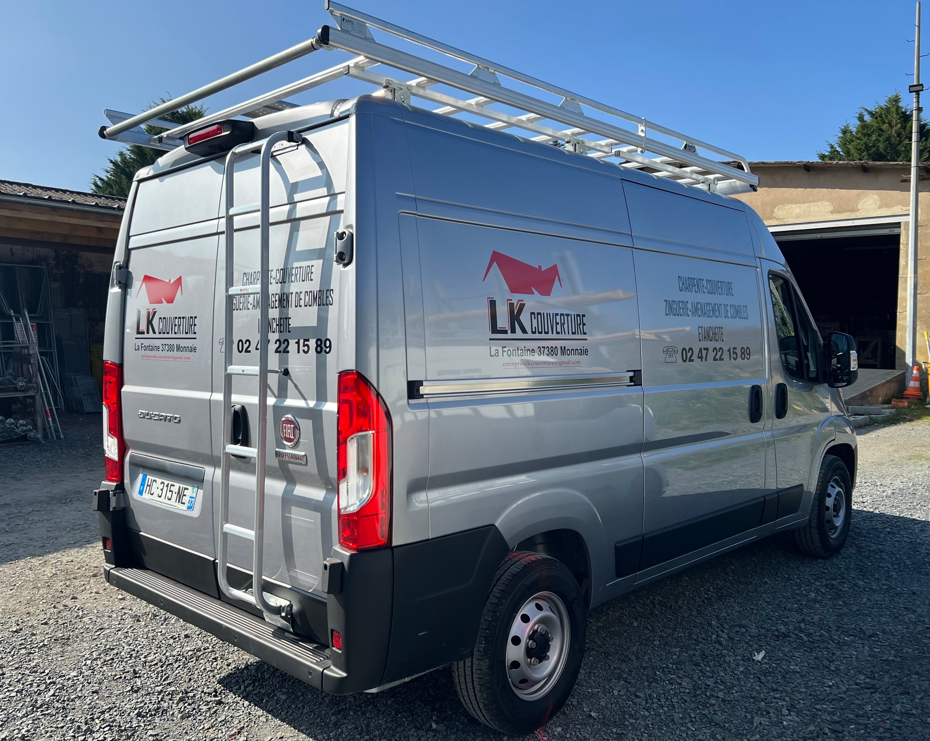 Marquage de véhicules utilitaires pour artisan couvreur à Tours
