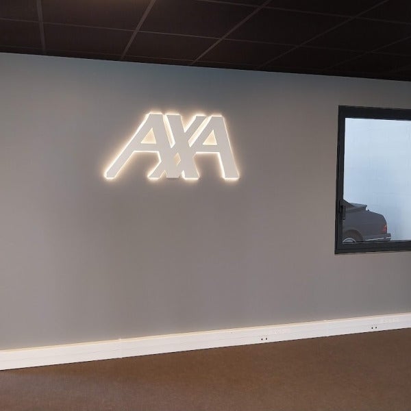 Conception et pose d'une enseigne intérieure lumineuse pour AXA Cenomans