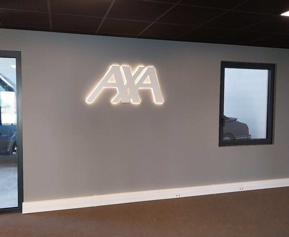Conception et pose d'une enseigne intérieure lumineuse pour AXA Cenomans