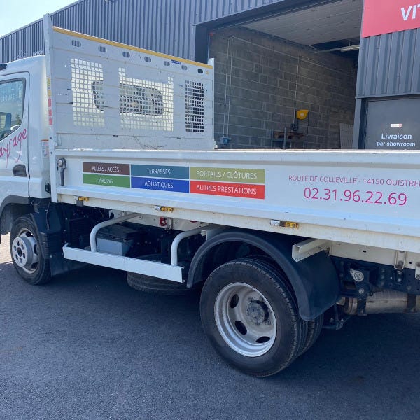 Marquage personnalisé sur camion professionnel