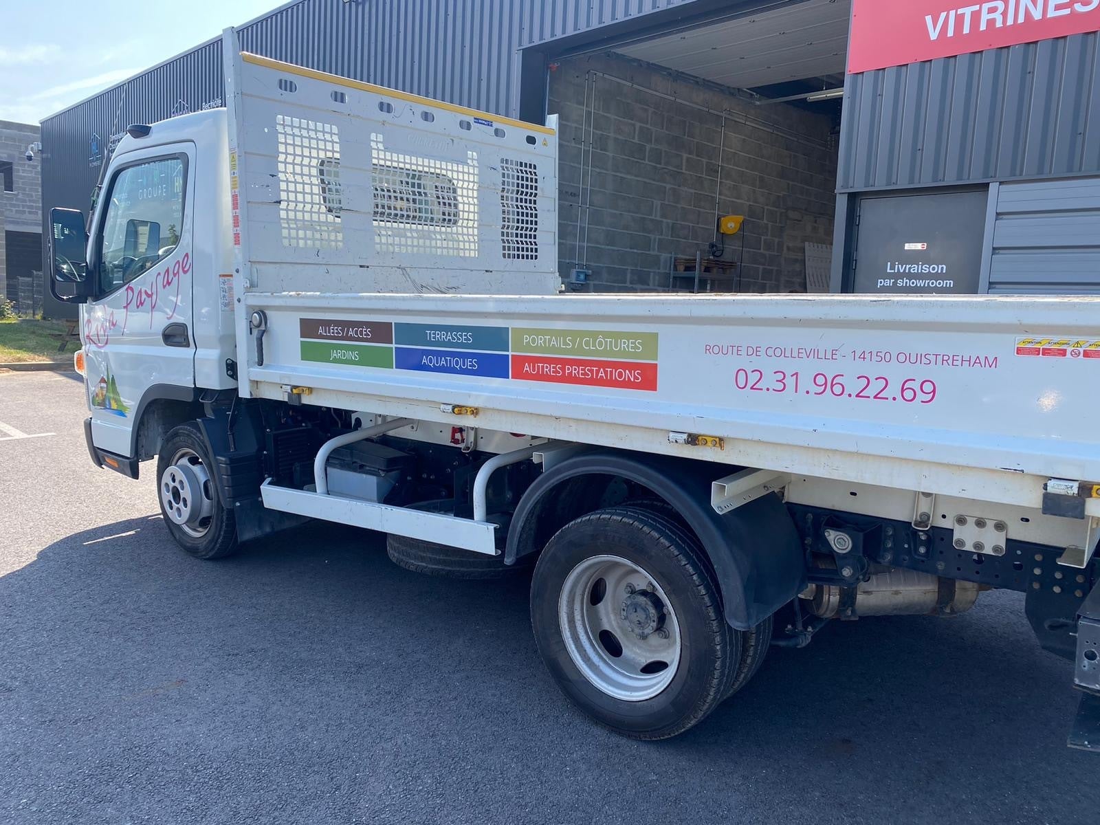 Marquage personnalisé sur camion professionnel.