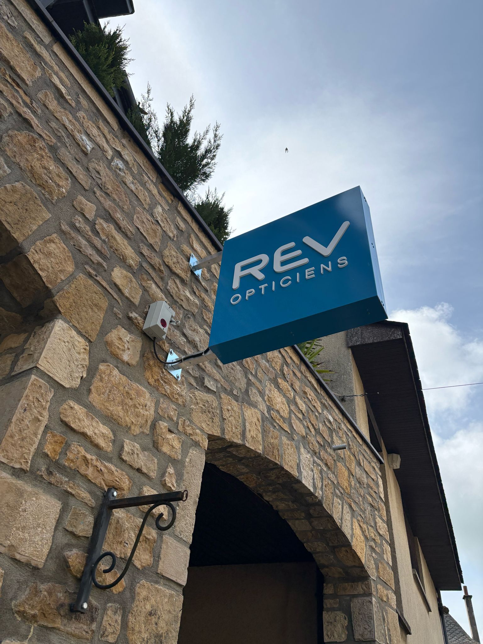 Enseigne drapeau lumineuse Rev Opticien